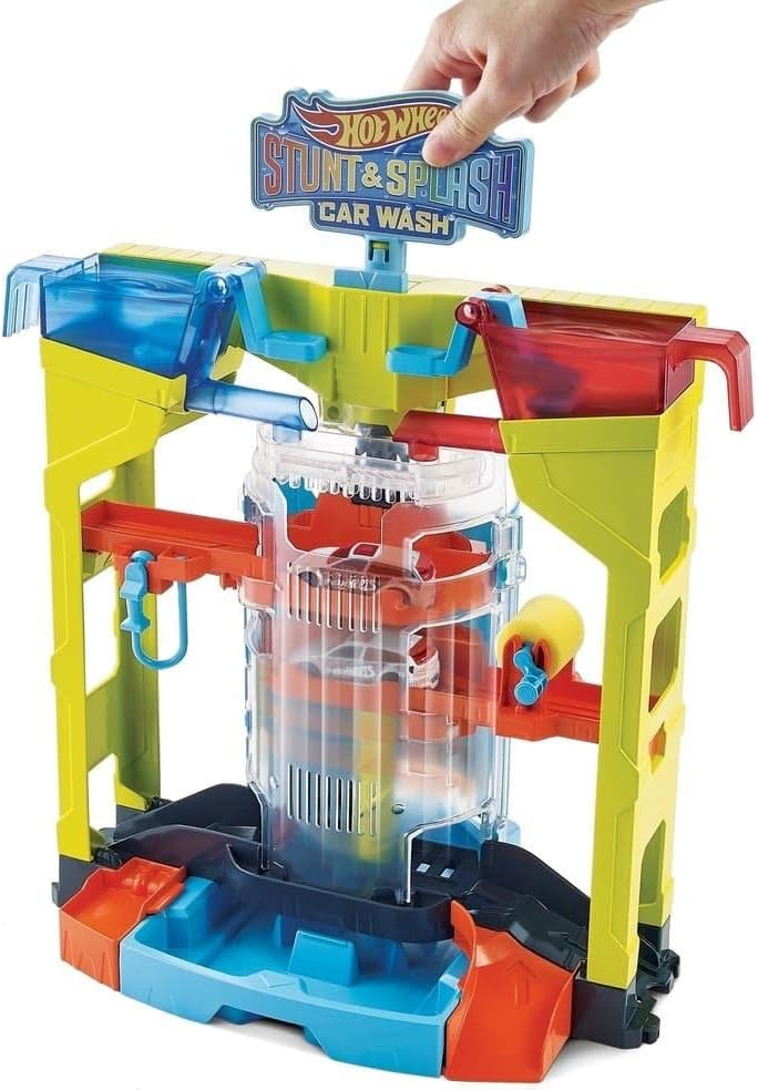 Hot Wheels Stunt Splash Car Wash Playset with 1 Color-Changing Car for Ages 4 Years & Up