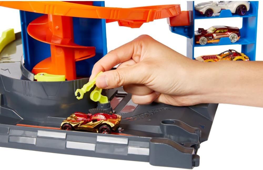 Hot Wheels City Mega Garage Playset with 1 Vehicle for Kids 4 Years & Older