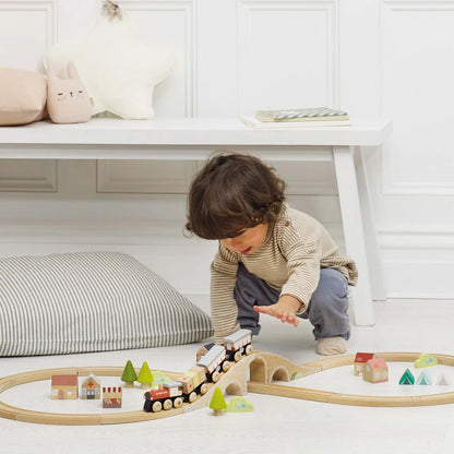 Le Toy Van Figure of 8 Train Set - 40-Piece Wooden Train Set, Pretend Play Toy for Kids, Gift for Children, Creative Play, Wooden Train Accessories